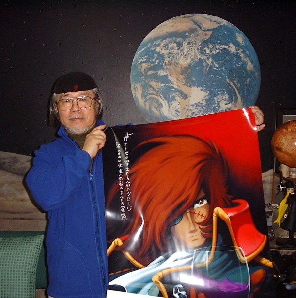 El mangaka Leiji Matsumoto, en una reciente imagen y orgulloso junto un póster del póster de su personaje más admirado