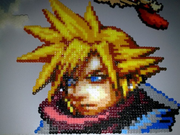 Esta figura de Cloud, personaje de Final Fantasy, se ha creado con beads minis, las más pequeñas, y su tamaño equivale a cuatro palmas de la mano