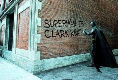 batman-escribiendo-grafitis-con-la-identidad-de-superman