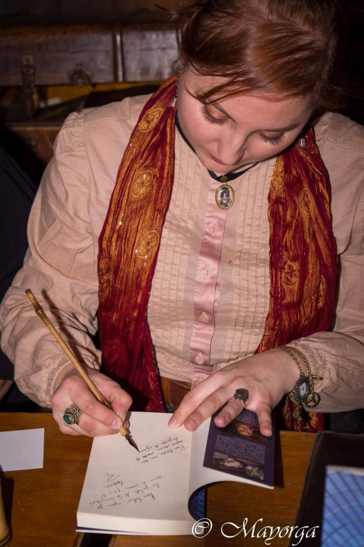 Victoria Vanadis firmando Faraway