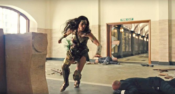 Liga de la Justicia - Wonder Woman en el banc