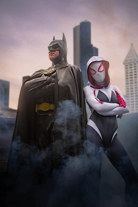 Cosplay de Spider-Gwen y Batman - DC