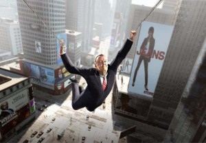 Stan Lee surcando los cielos como Spider-man