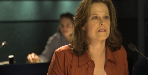 Sigourney Weaver star wars el mandaloriano y grogu