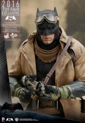 Hot Toys Knightmare Batman (1)