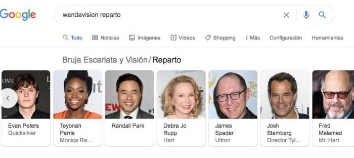 Parece que el gigante tecnológico le ha vuelto a jugar una mala pasada a Marvel Studios, no es la primera ocasión, pero esta vez con WandaVision, la serie de Disney + que finaliza con su noveno episodio este próximo viernes. Si ayer lanzábamos una lista con los diez personajes que creíamos que podían ser el esperadísimo cameo final de WandaVision, al que podéis echar un vistazo para haceros algunas suposiciones, hoy nos sorprende Google con un dato que, aunque deseado no por eso deja de ser inesperado, al menos por la forma en la que uno de lso espectadores de la serie podría enterarse. Es fácil, no tiene ningún misterio o acciones complicadas que realizar con las que conocer el dato. Si hacemos la consulta de: “Reparto WandaVision”, en el motor de búsqueda Google accederemos al que podría ser el esperado cameo final de la serie.  Os ahorramos tiempo y os ponemos la captura de la búsqueda y ya, vosotros mismos. A nosotros no nos maldigáis. Es más, que sepáis que puede ser el spoiler de la temporada.  ¿Lo habéis visto? James Sapoder, o lo que viene siendo los mismo, Ultrón. Sí, el mismo que había muerto en Los Vengadores: La Era de Ultrón. Si queréis saber qué razones exponemos para que el androide sea el cameo final solamente tenéis que acceder a la lista de los diez personajes publicada ayer.