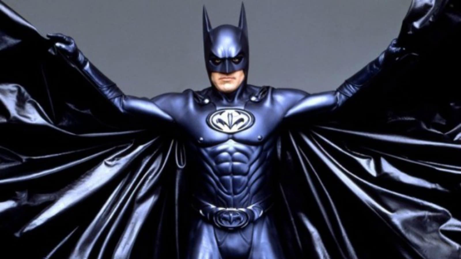 Arriba 42+ imagen batman traje con pezones