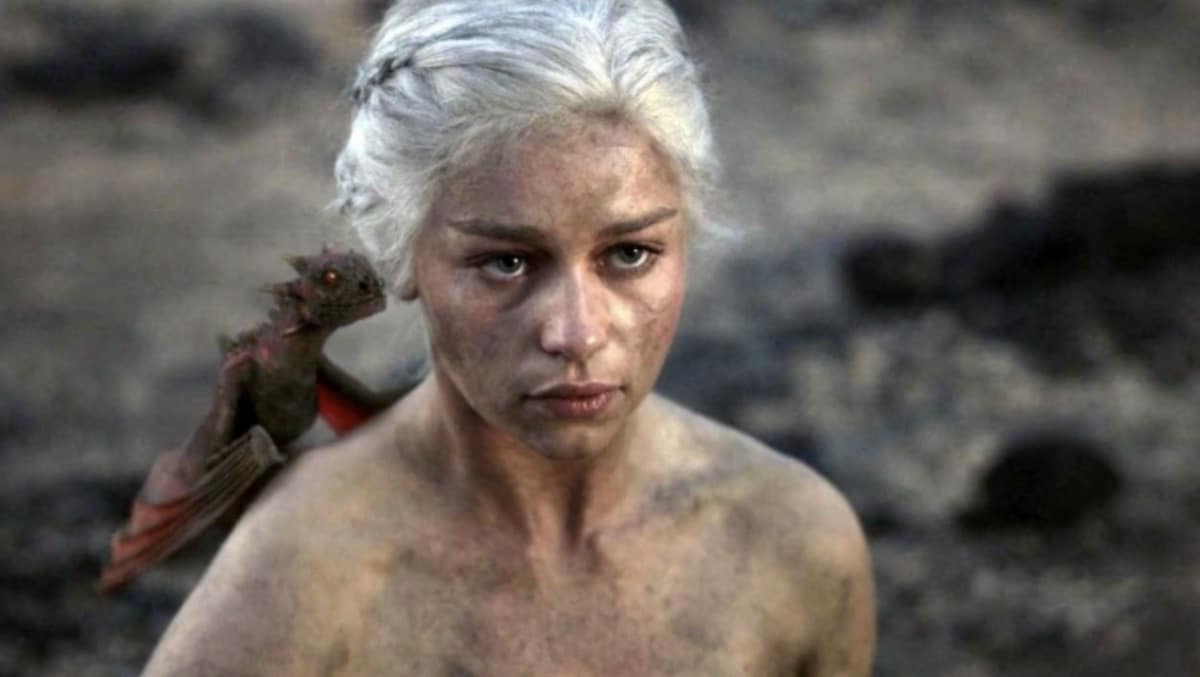 Podr A Regresar Emilia Clarke Como Daenerys Targaryen Al Universo De Juego De Tronos