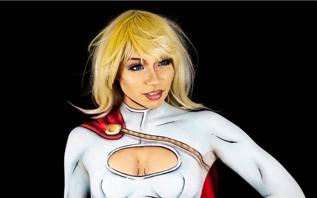 Melissa Croft como Power Girl (cosplay bodypaint)