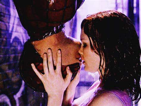 Spiderman y Mary Jane escena beso